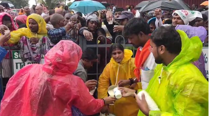 திருப்பதி கருட சேவையைக் காண கொட்டும் மழையிலும் காத்திருக்கும் பக்தர்கள்!