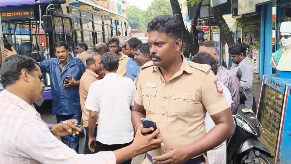 வண்ணாரப்பேட்டையில் ஒரு வாரமாகத் தொடர் மின்தடை! உயர் மின்னழுத்தத்தால் மின்சாதனங்கள் சேதம் – பொதுமக்கள் சாலை மறியல்