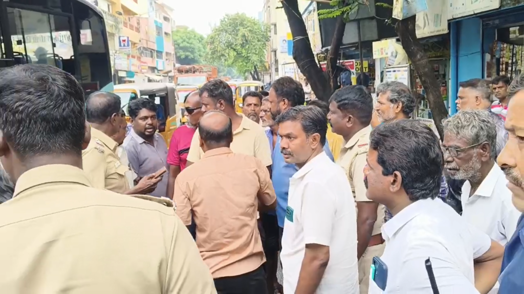 வண்ணாரப்பேட்டையில் ஒரு வாரமாகத் தொடர் மின்தடை! உயர் மின்னழுத்தத்தால் மின்சாதனங்கள் சேதம் – பொதுமக்கள் சாலை மறியல்