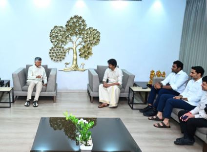 ஆந்திர முதலமைச்சர் சந்திரபாபு நாயுடுவைச் சந்தித்த தமிழ்நாடு முதலமைச்சர் விஜய்!