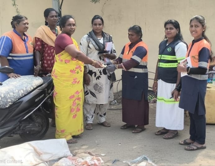 மணலியில் குப்பையில் கிடைத்த ரூ.12,500 பணம் – உரியவரிடம் ஒப்படைத்த தூய்மைப் பணியாளர்; சென்னை மாநகராட்சி அதிகாரிகள் பாராட்டு!