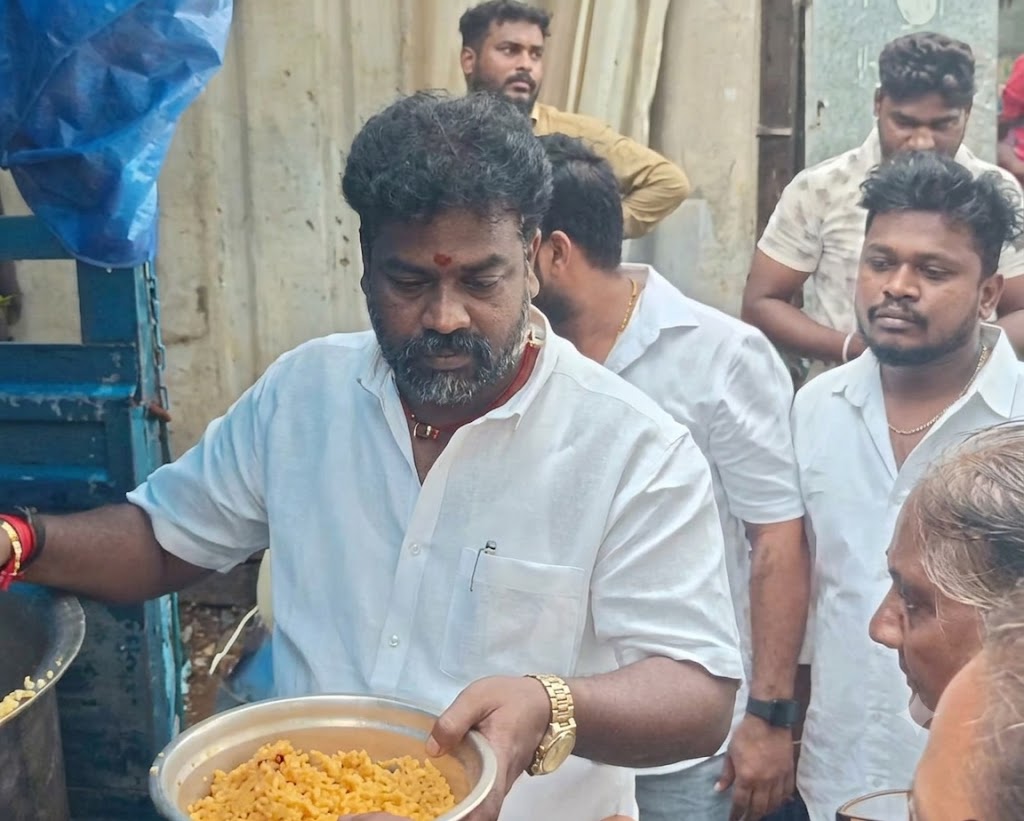 சோழிங்கநல்லூரில் கனமழையால் தேங்கிய மழைநீர்: பாதிக்கப்பட்ட பொதுமக்களுக்கு உணவு வழங்கிய எம்எல்ஏ ஈசிஆர் சரவணன்