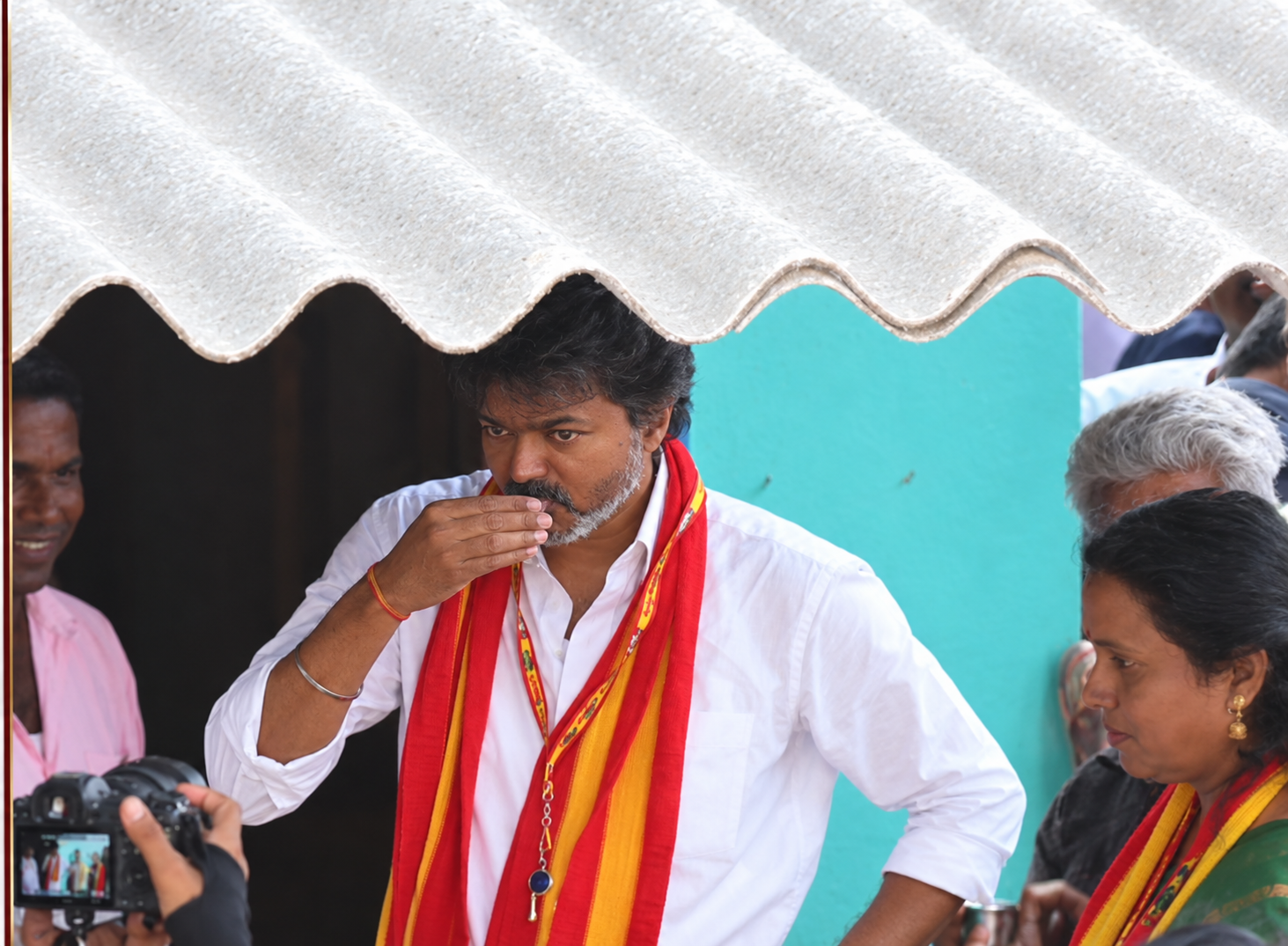 “Strong-ஆ ஒரு டீ!” – மதுராந்தகத்தில் மக்களோடு மக்களாக அமர்ந்து டீ குடித்த விஜய்! 