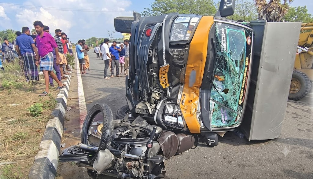 தென்காசி அருகே பைக் - லோடு வேன் மோதி பயங்கர விபத்து: இருவர் உயிரிழப்பு!