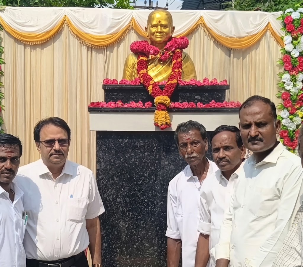 ஒரு முறை என்னைப் பார் அம்மா... கடவுளின் கண்கள் நீ அம்மா!– தாயின் நினைவாக வீட்டின் வாசலில் வெண்கலச் சிலை அமைத்து முதலாம் ஆண்டு நினைவஞ்சலி செலுத்திய மூன்று மகன்கள்!