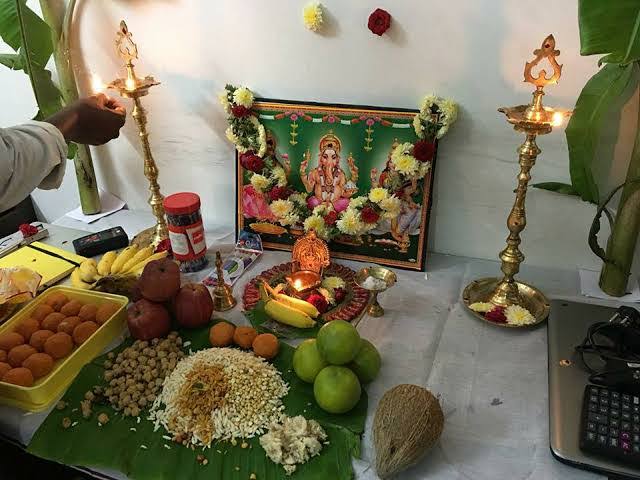 தமிழகம் முழுவதும் இன்று ஆயுதபூஜை கோலாகலக் கொண்டாட்டம் – தொழிலகங்களில் சிறப்பு வழிபாடு!