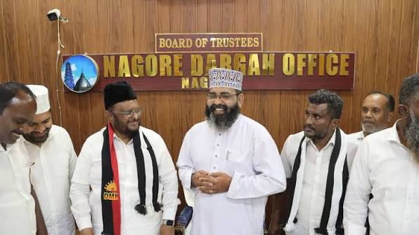 நாகூர் தர்காவுக்கு அரசு வழங்கும் சந்தனக்கட்டைகளைப் பெற நிர்வாகிகள் மறுப்பு! அமைச்சர் ஆதரவாளர்களுக்கு அழைப்பு விடுத்ததாகக் குற்றச்சாட்டு – நாளைய நிகழ்ச்சியைப் புறக்கணிக்க முடிவு
